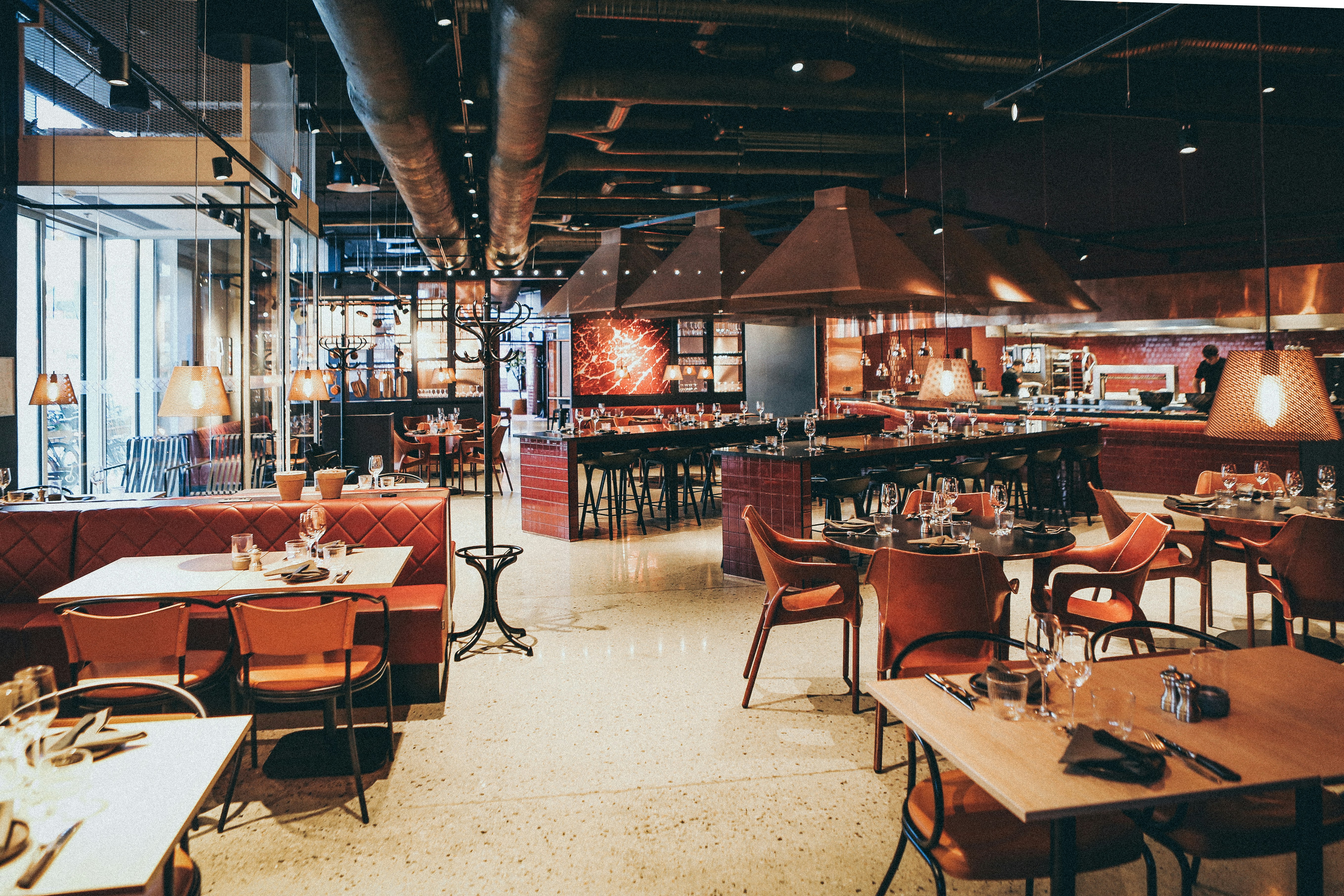 Salle de restaurant animée