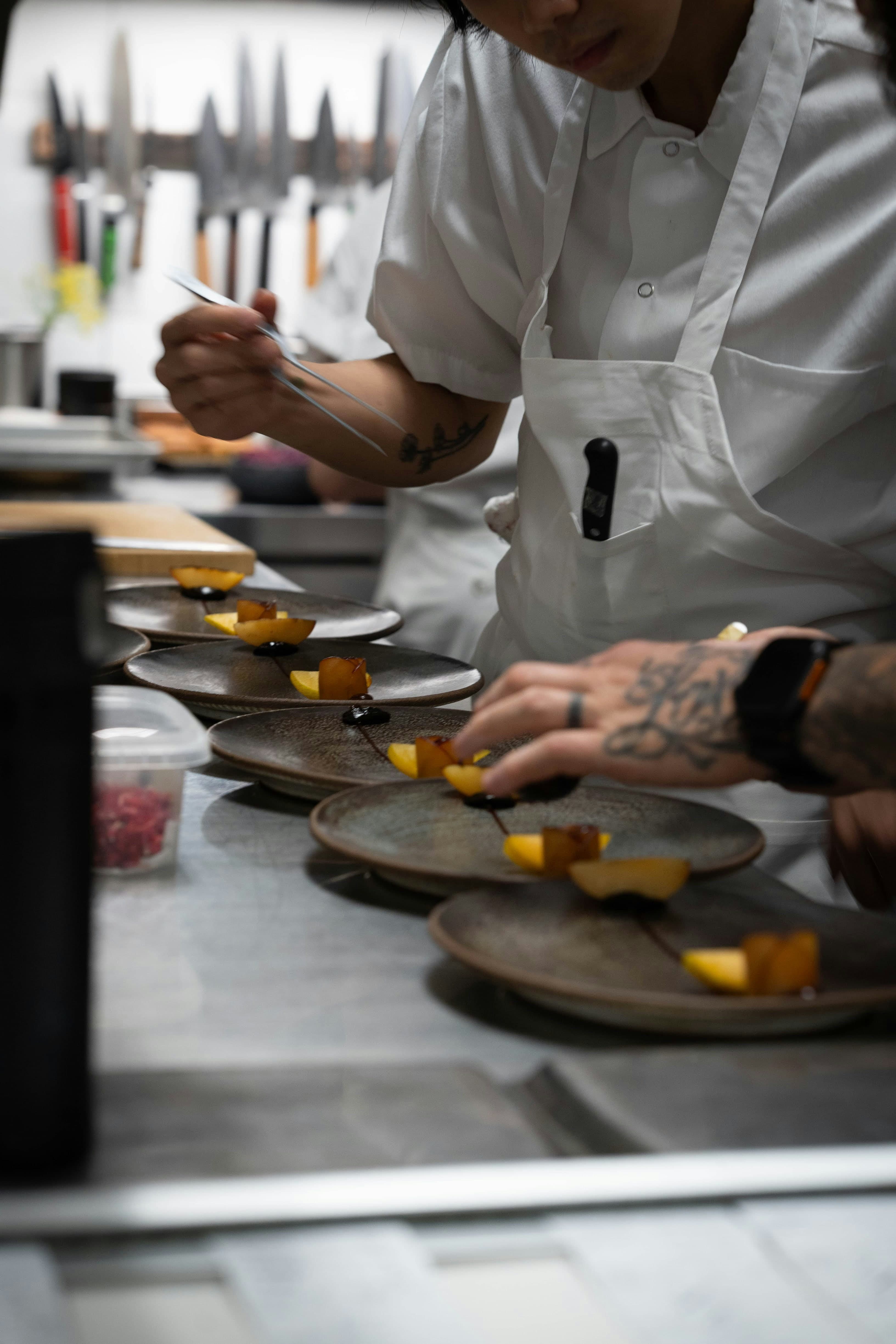 Équipe de cuisine préparant un plat ensemble